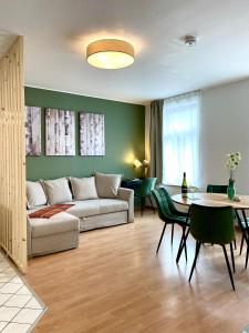 a living room with a couch and a table at Parkside City Apartment - Leipzig Zentrum - Netflix in Leipzig