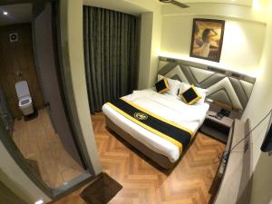 a hotel room with a bed in a room at Hotel A R Paradise in Mire