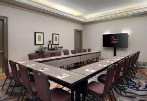 サンディエゴにあるサンディエゴ マリオット デル マールの大きなテーブルと椅子付きの会議室を利用できます。