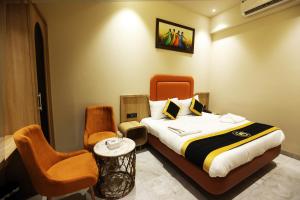 A bed or beds in a room at Hotel A R Paradise
