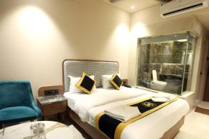 A bed or beds in a room at Hotel A R Paradise