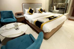 A bed or beds in a room at Hotel A R Paradise