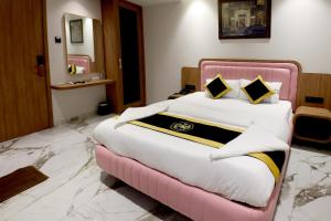 A bed or beds in a room at Hotel A R Paradise