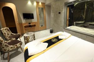 A television and/or entertainment centre at Hotel A R Paradise