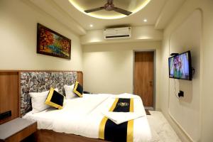 A bed or beds in a room at Hotel A R Paradise