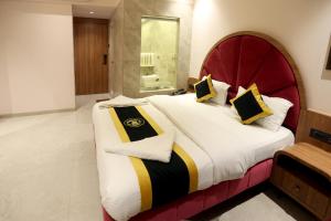 A bed or beds in a room at Hotel A R Paradise