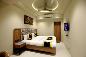 A bed or beds in a room at Hotel A R Paradise
