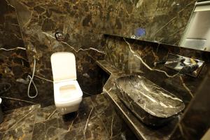 A bathroom at Hotel A R Paradise