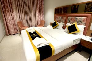 A bed or beds in a room at Hotel A R Paradise
