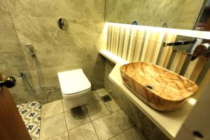 A bathroom at Hotel A R Paradise