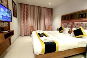 A bed or beds in a room at Hotel A R Paradise