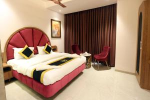 A bed or beds in a room at Hotel A R Paradise
