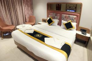 A bed or beds in a room at Hotel A R Paradise