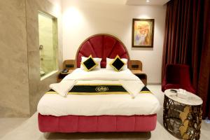A bed or beds in a room at Hotel A R Paradise
