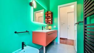 uma casa de banho com um lavatório e um espelho em RomagnaBNB Il Passatore em Forlì