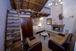 1 dormitorio y sala de estar con 1 cama elevada. en Guesthouse Elati - Pella, en Palaios Agios Athanasios