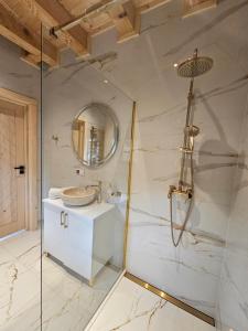 a bathroom with a shower and a sink at Alpen House in Dursztyn