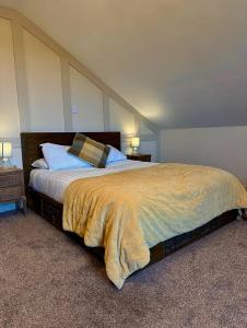 1 dormitorio con 1 cama grande y 2 mesitas de noche en The Alma Inn, en Sowerby Bridge