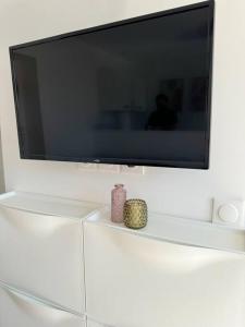 a flat screen tv hanging on a wall at Appartement aux portes de Paris in Ivry-sur-Seine