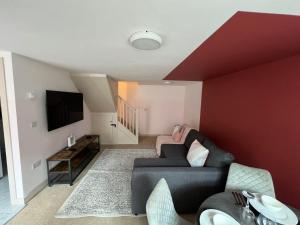 sala de estar con sofá y TV en Fully Furnished Medway with FREE PARKING by Prescott Apartments, en Bristol