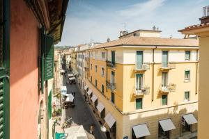 einen Blick über eine Stadtstraße mit Gebäuden in der Unterkunft Appartamento Stella - Verona Centro in Verona