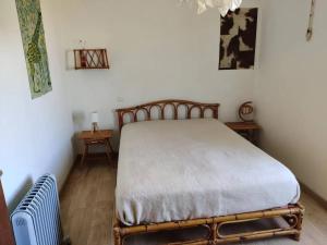 Katil atau katil-katil dalam bilik di Maison de 3 chambres avec jardin amenage et wifi a Castelnau Montratier