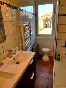 Ванна кімната в Maison de 3 chambres avec jardin amenage et wifi a Castelnau Montratier