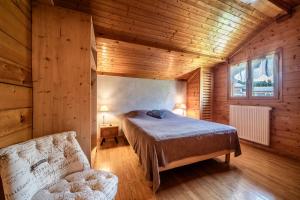 Ένα ή περισσότερα κρεβάτια σε δωμάτιο στο Chalet Le Reposoir - 3 étoiles