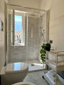 La salle de bains est pourvue d'une douche, de toilettes et d'une baignoire. dans l'établissement B&B Terzo Piano, à Cava deʼ Tirreni