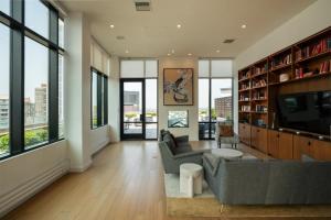 een woonkamer met een bank en een tv bij Luxurious 2 BR Apartment in New York in New York