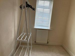 Una escalera blanca en una habitación con ventana en Guest Homes - Hunters Wood Court en Euxton