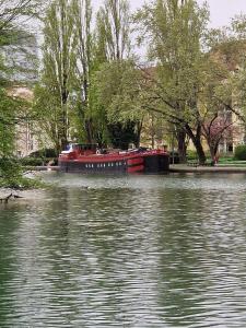 um barco flutuando sobre a água em um rio em Peniche Gisèle 1930 - Dijon em Dijon