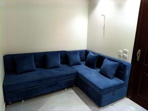 um sofá azul com almofadas azuis num quarto em Scandic Resort Apartment B604 Hurghada em Hurghada