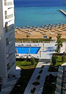 uma vista para a praia a partir da varanda de um resort em Scandic Resort Apartment B604 Hurghada em Hurghada