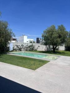 uma piscina no meio de um quintal com árvores em Casa cañadas. Amplia, cómoda y hermosa. em La Cañada