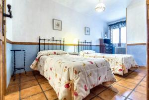 CasicasにあるHouse with Jacuzzi and Mountain Views in Noguericasの青い壁の部屋にベッドが2つある +23枚の写真