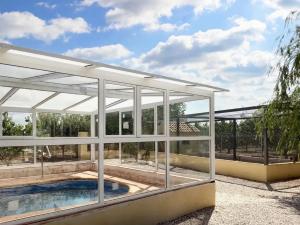 CasicasにあるHouse with Jacuzzi and Mountain Views in Noguericasのスイミングプールのあるパビリオンの下のプール