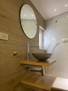 a bathroom with a bowl sink and a mirror at Élite Etnea in Catania