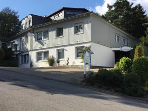 ein großes weißes Haus an einer Straßenseite in der Unterkunft Landhaus Thome in Nideggen