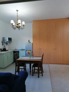 y cocina con mesa, sillas y nevera. en The Broad Place, en Worcester