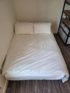 Un pat sau paturi într-o cameră la DE1 Studio Apartment Heart of City