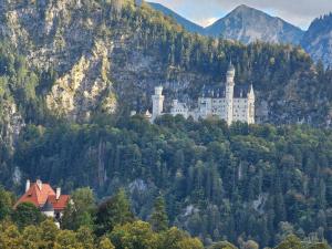 un castillo al lado de una montaña en Zur alten Schmiede en Ettal