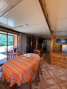 un comedor con mesa y sillas en una habitación en Las palmeras de Colbún, en Colbún