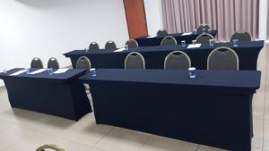 a row of blue tables in a room at Colonial Flat Hotel in Itapetininga
