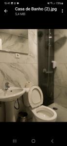 uma casa de banho com um WC e um lavatório em Residencial Moderna na Figueira da Foz