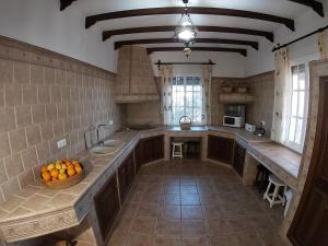 una cocina grande con un bol de naranjas en la barra en Casa Maleda, en Hornachuelos