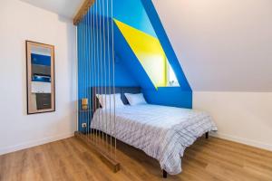 Ένα ή περισσότερα κρεβάτια σε δωμάτιο στο Havre Bleu studio plein coeur de Guingamp