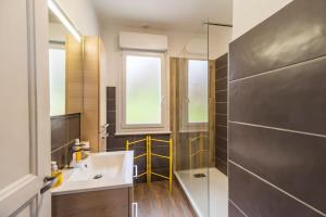 a bathroom with a sink and a tub and a window at Grande maison conviviale - pour 10 personnes in Pabu +31 photos