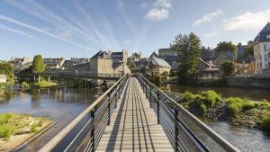 a bridge over a river in a city with buildings at Grande maison conviviale - pour 10 personnes in Pabu
