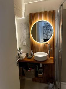 La salle de bains est pourvue d'un lavabo et d'un miroir. dans l'établissement Magnifique T2 coeur de ville Port a pieds, à Paimpol